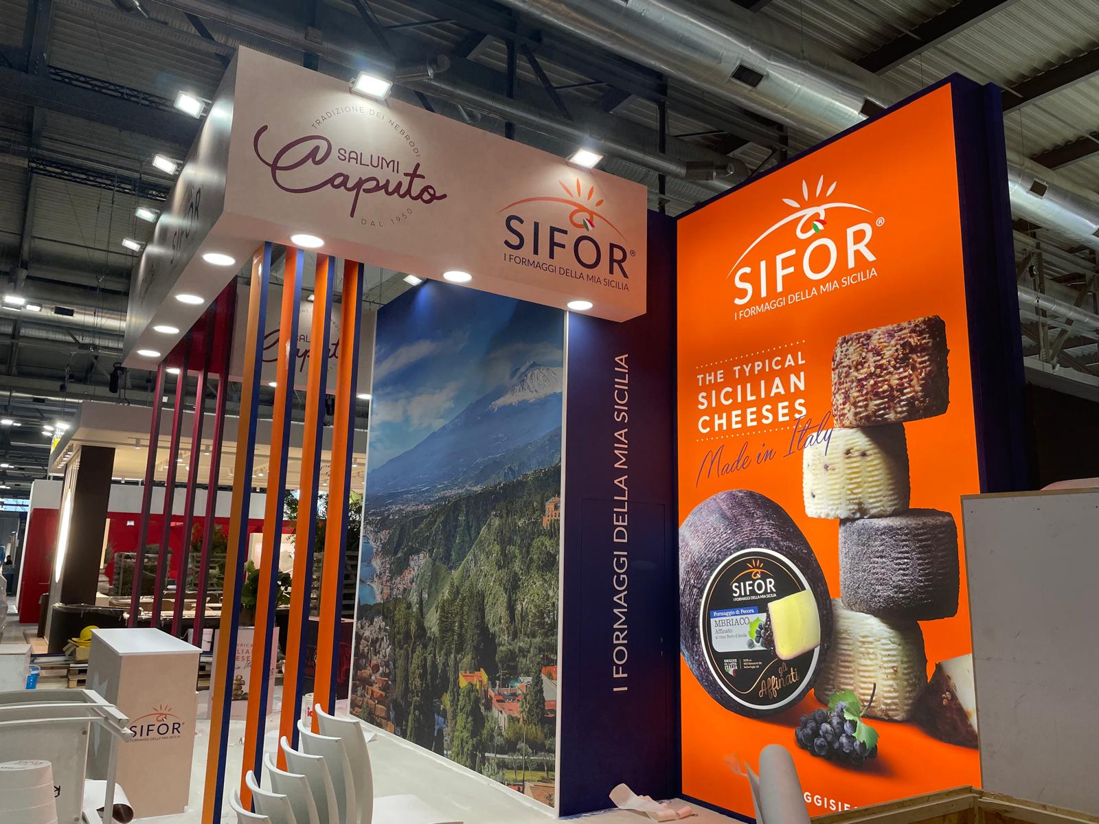 Stand Salumi Caputo con grafiche e insegne luminose