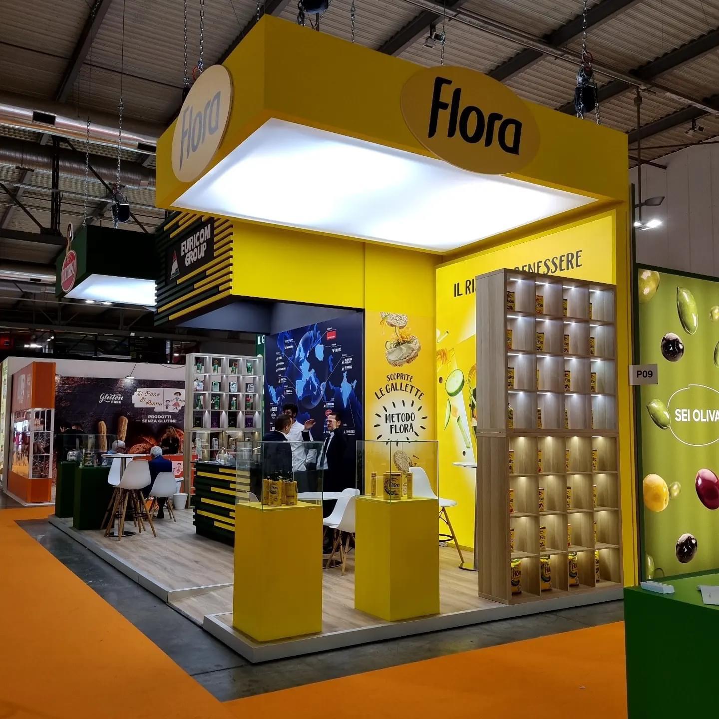 Stand Flora giallo con espositori e lightbox soffitto