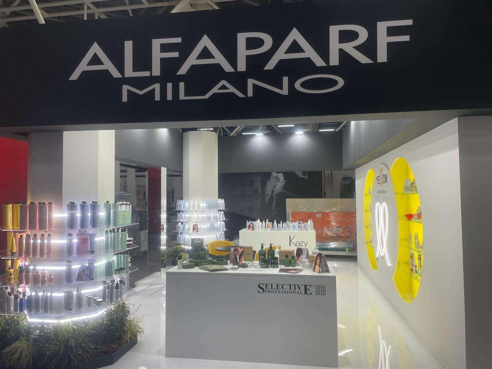 Stand Alfaparf Milano con insegna retroilluminata ed espositori di prodotti