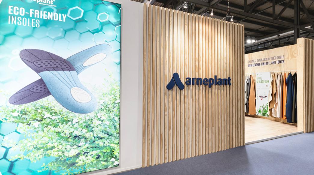 Stand Arneplant con pannelli in legno e grafica eco-friendly